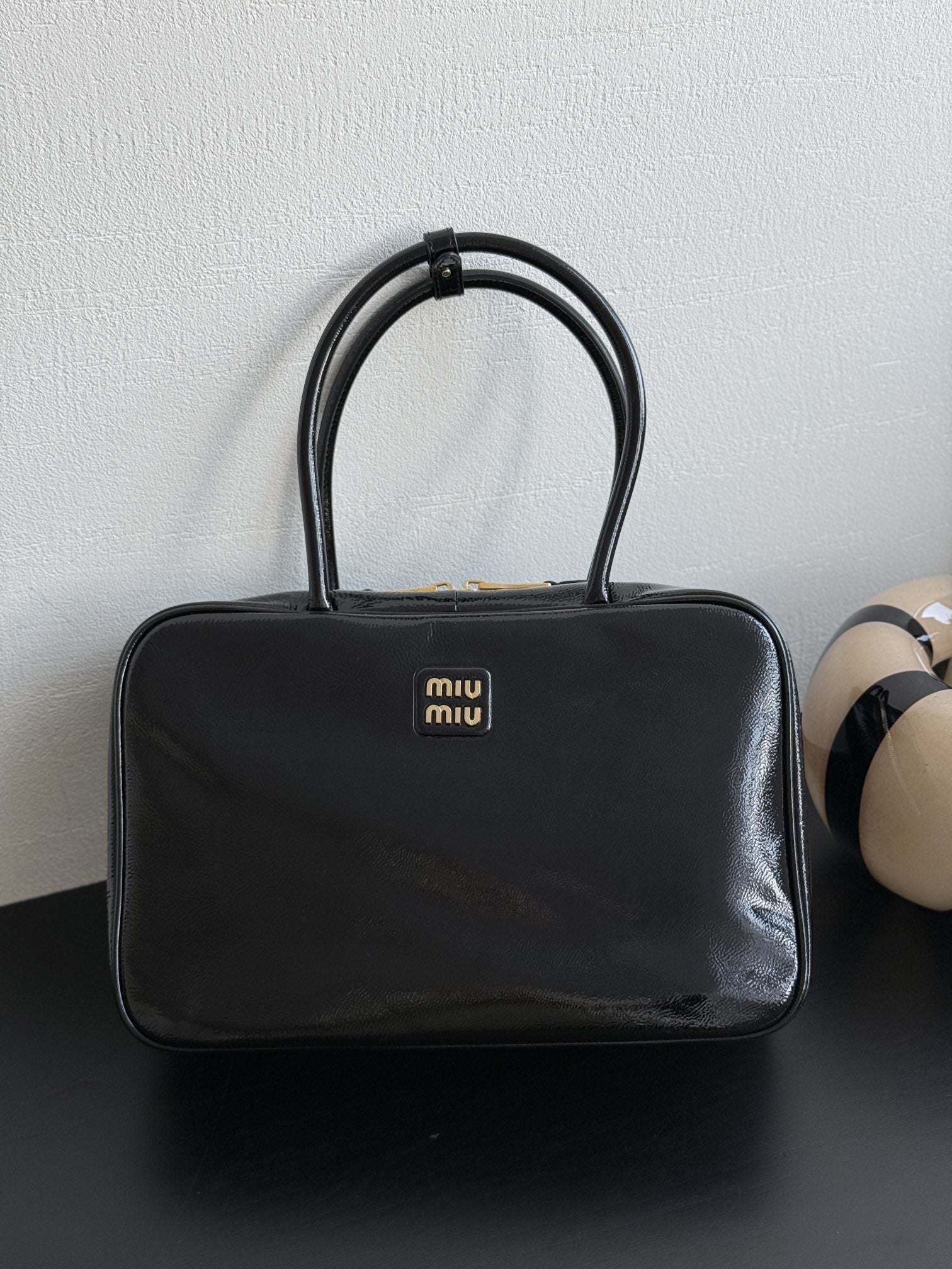 ＭＩ ＭＵ MATELASSÉ LEATHER TOTE BAG