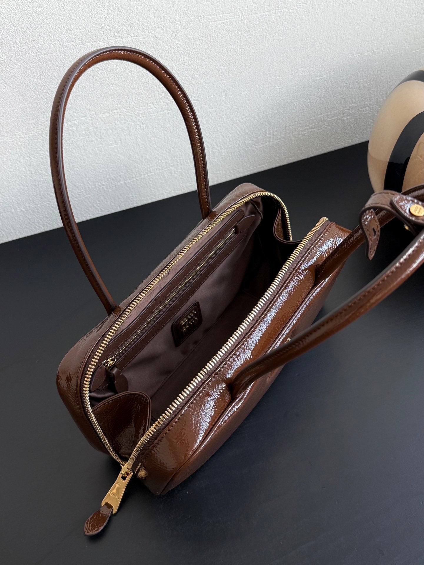 ＭＩ ＭＵ MATELASSÉ LEATHER TOTE BAG