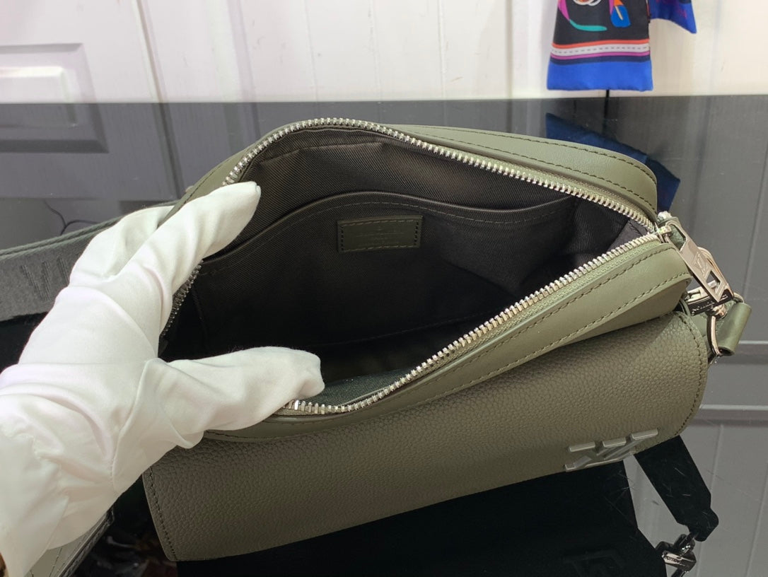 ＬＳ ＶＴＴＯＮ  SHOULDER BAG