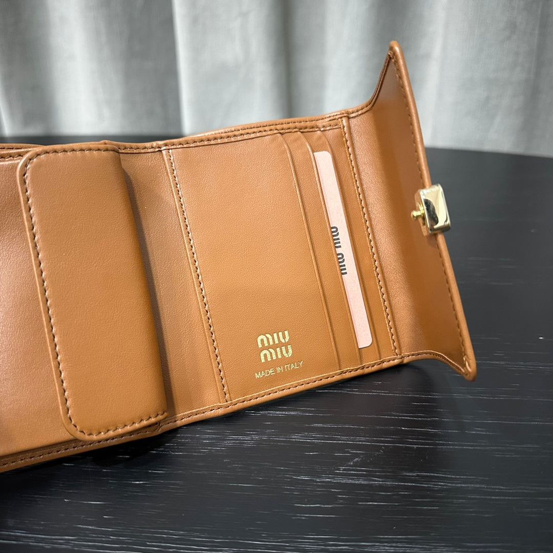 ＭＩ ＭＵ SMALL LEATHER WALLET WITH LOGO COGNAC