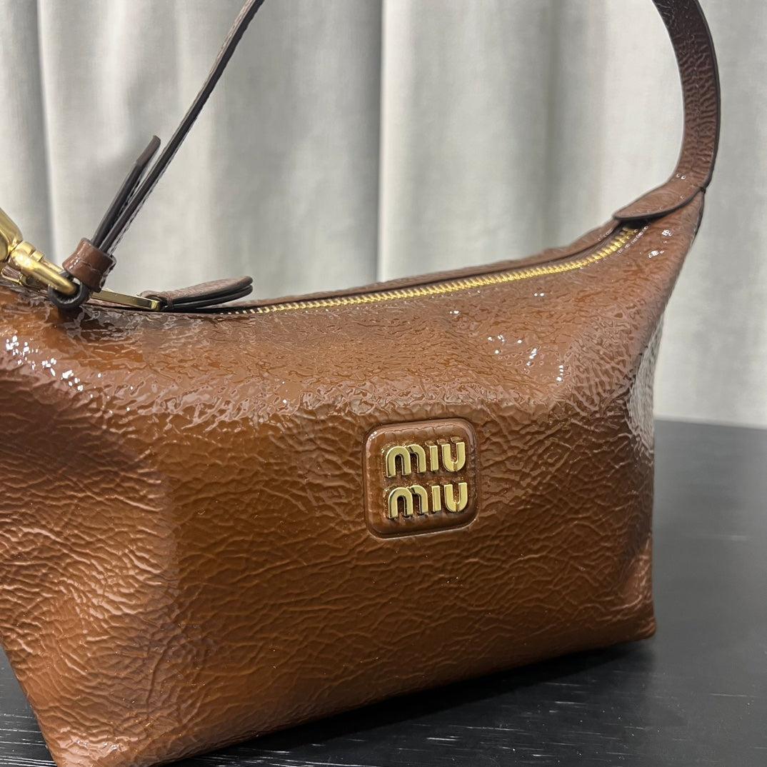 ＭＩ ＭＵ NAPLAK PATENT LEATHER POUCH PALISANDER