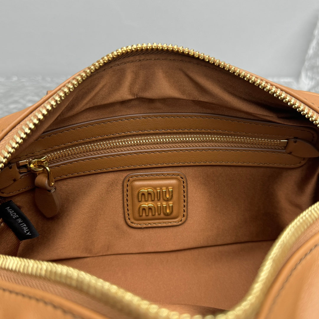 ＭＩ ＭＵ ARCADIE LEATHER BAG COGNAC