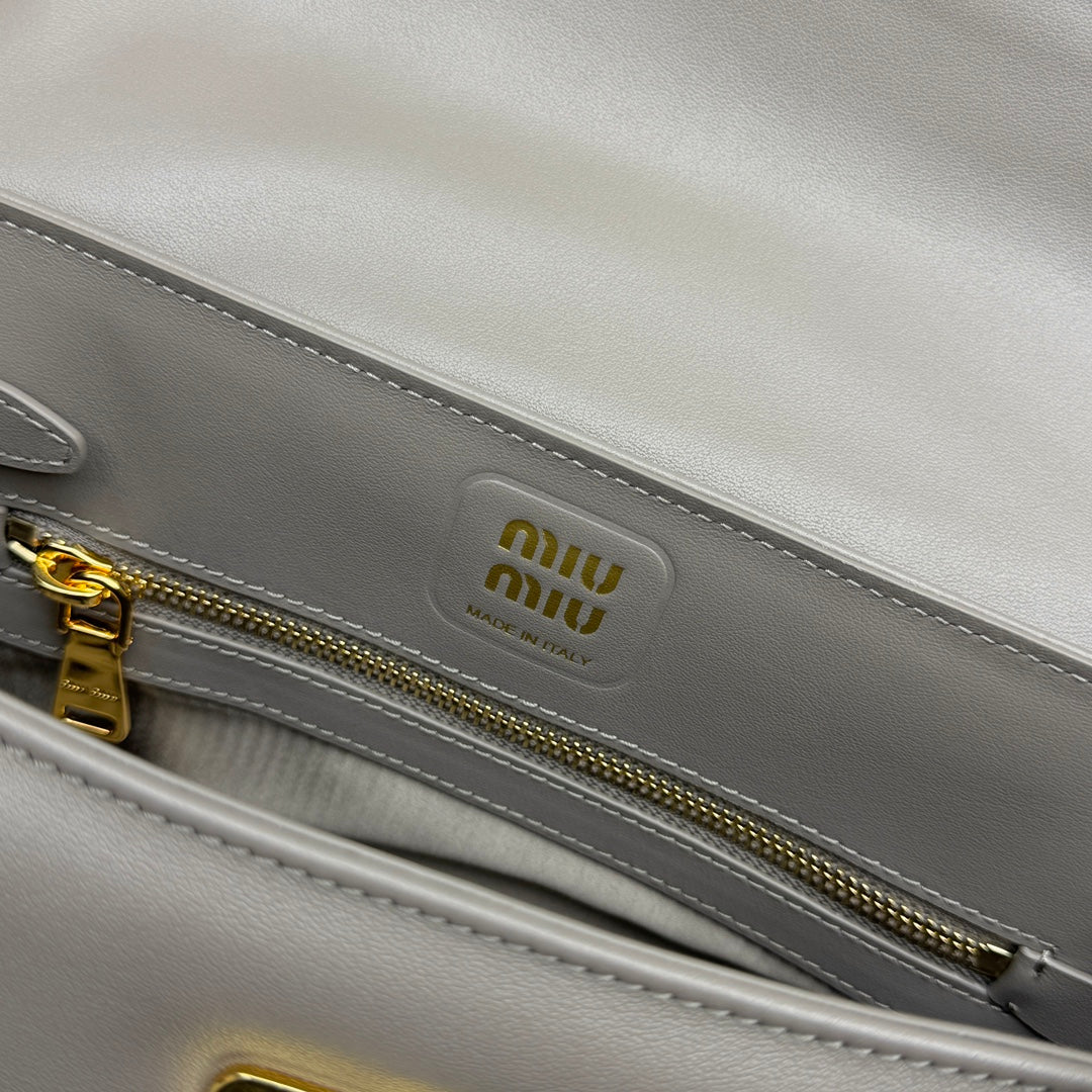 ＭＩ ＭＵ  LEATHER SHOULDER BAG CLAY GREY