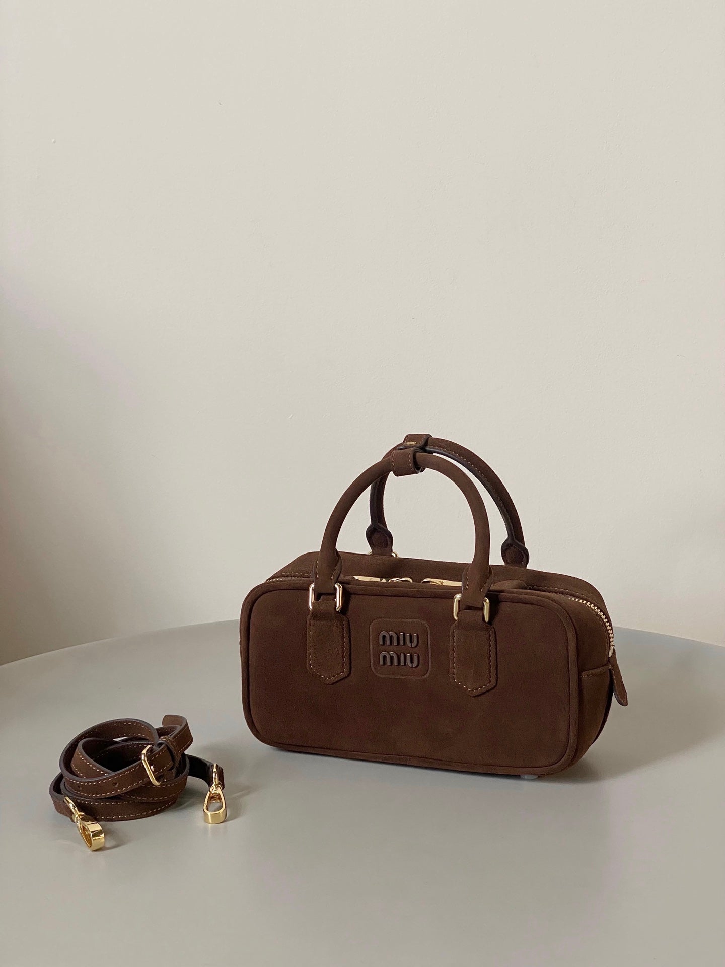 ＭＩ ＭＵ ARCADIE PADDED SUEDE TOP-HANDLE BAG COCOA BROWN