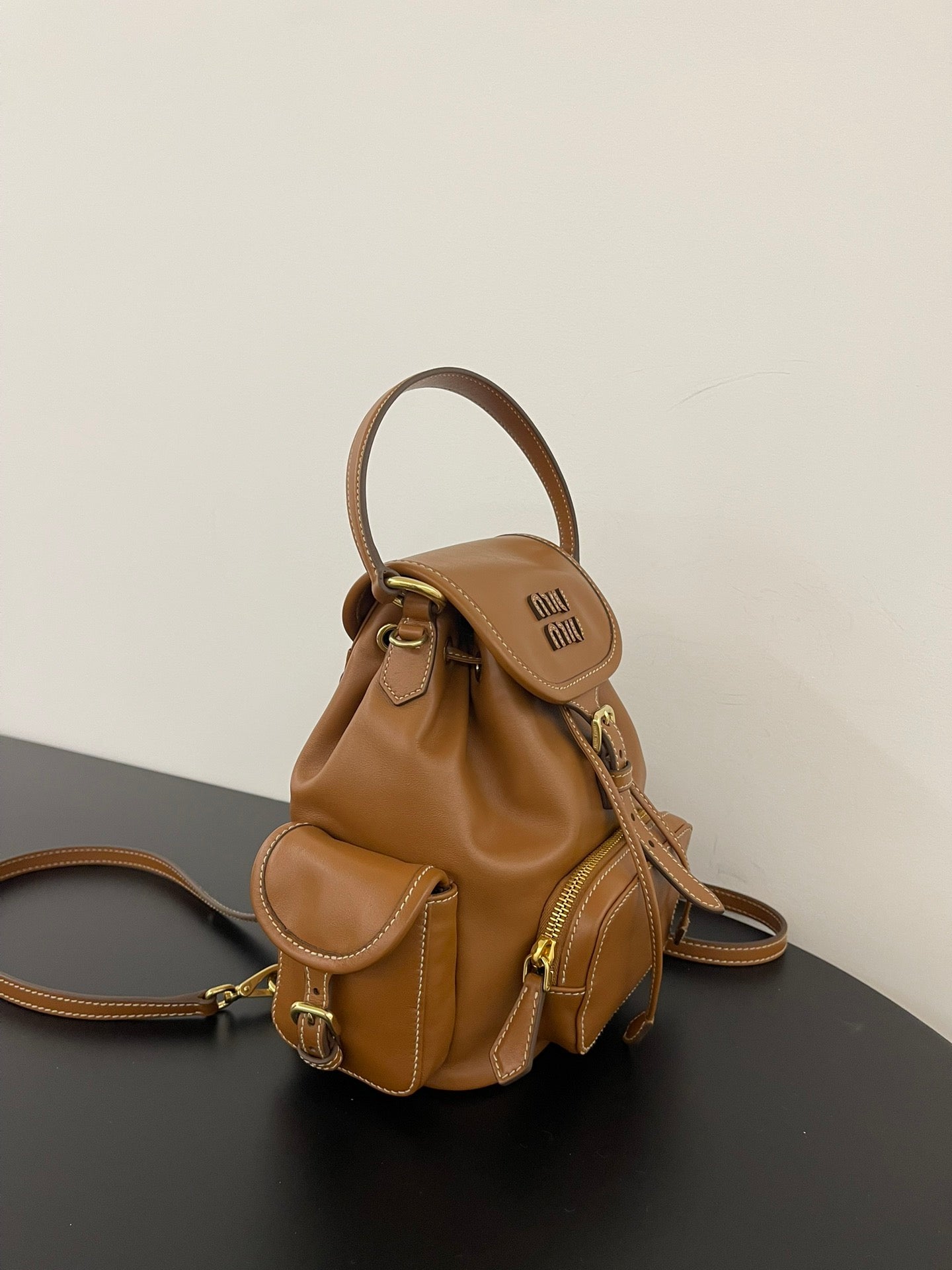 ＭＩ ＭＵ LEATHER BACKPACK COGNAC