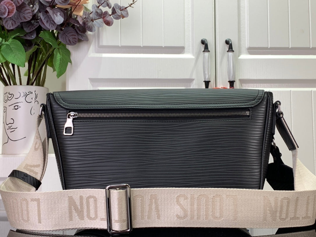 ＬＳ ＶＴＴＯＮ MONTSOURIS MESSENGER BLACK