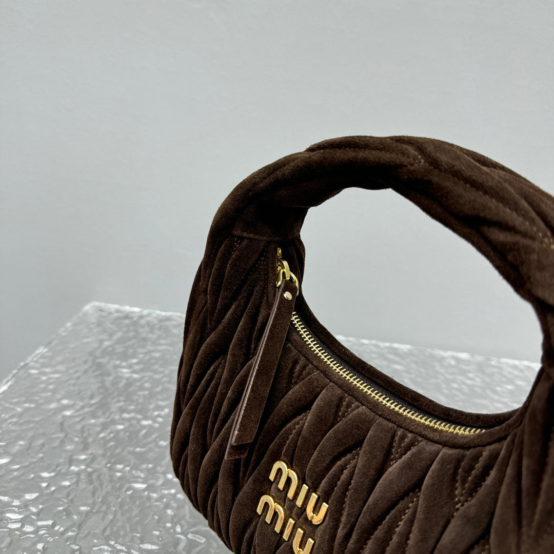 ＭＩ ＭＵ WANDER MATELASSÉ SUEDE HOBO BAG
