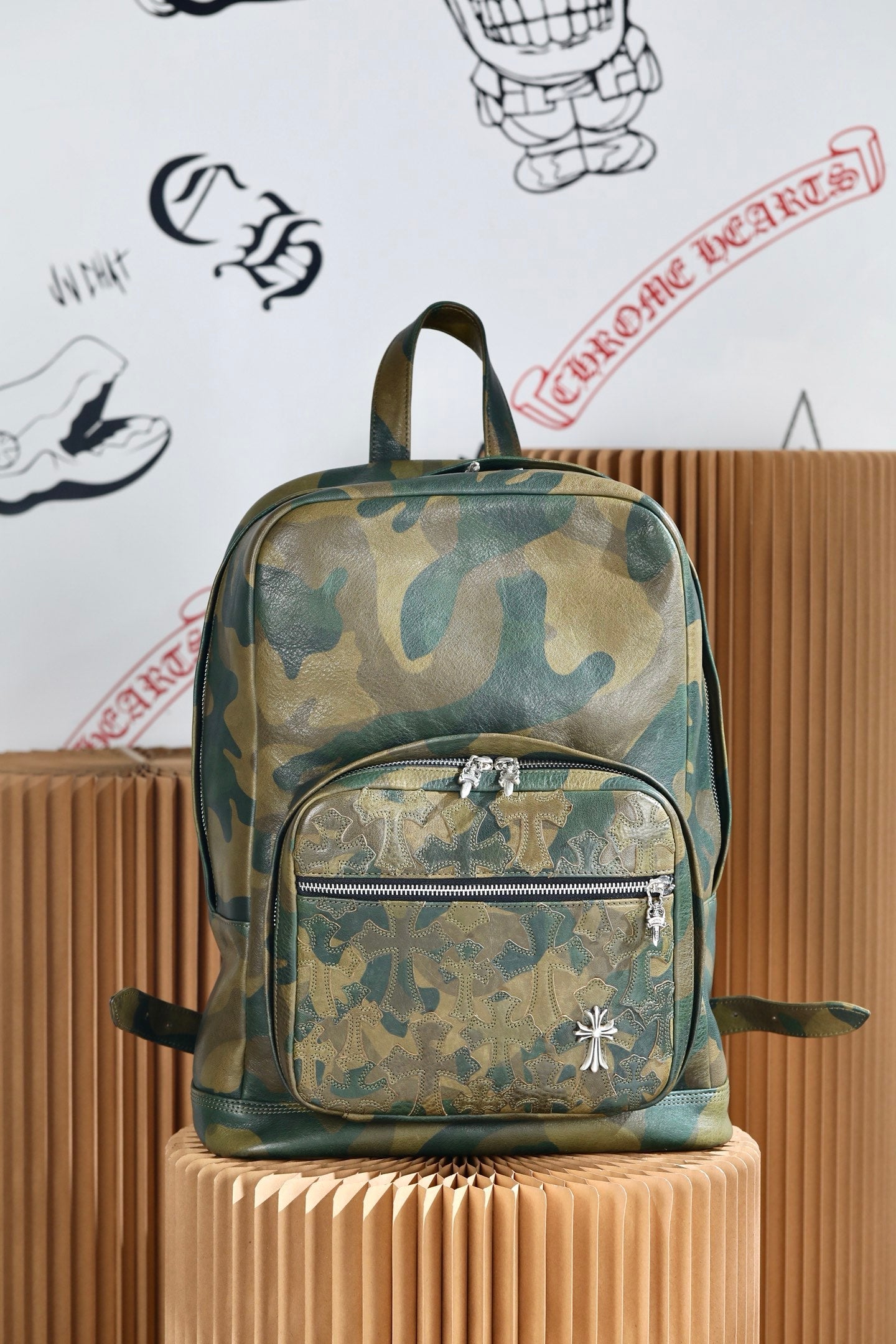 ＣＨＲＭ ＨＲＴＳ SEVENTH GRADE LEATHER CROSS BACKPACK CAMO
