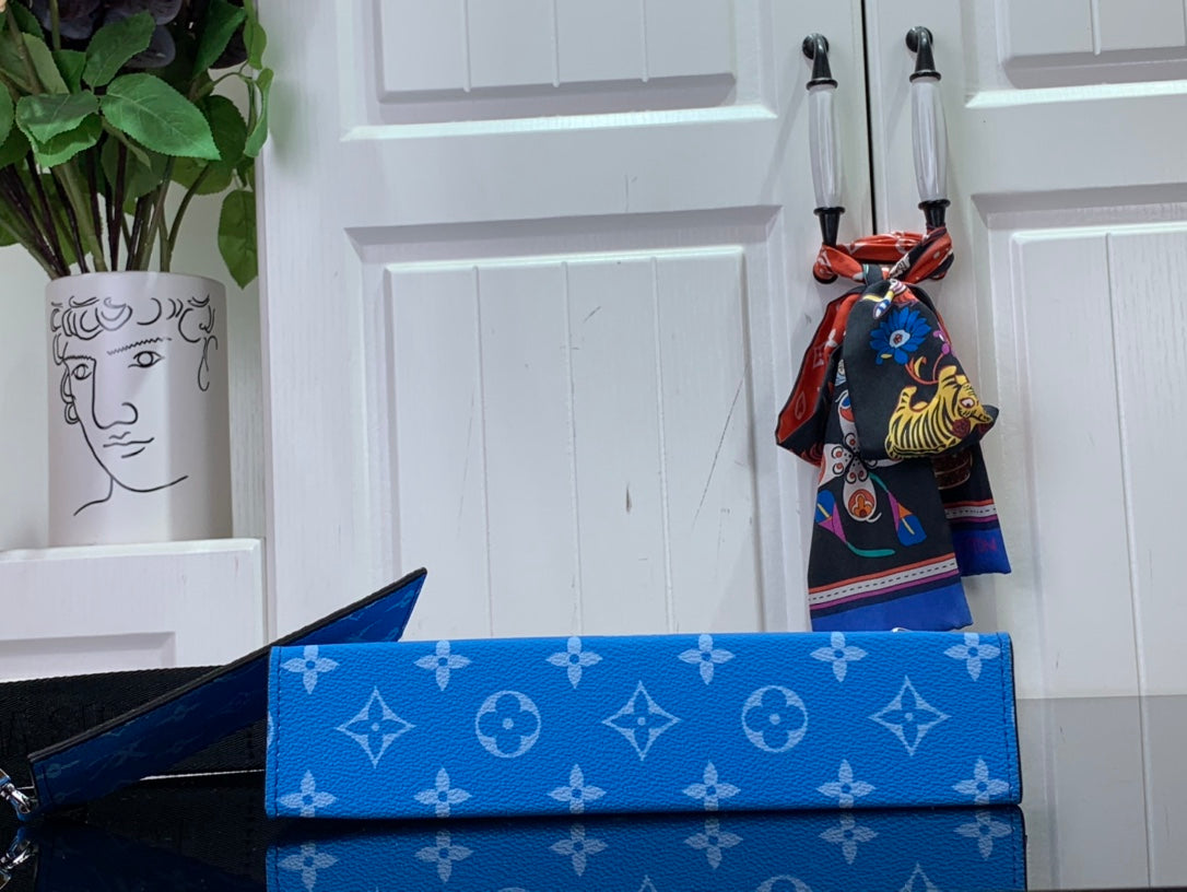 ＬＳ ＶＴＴＯＮ GASTON WEARABLE WALLET BLUE