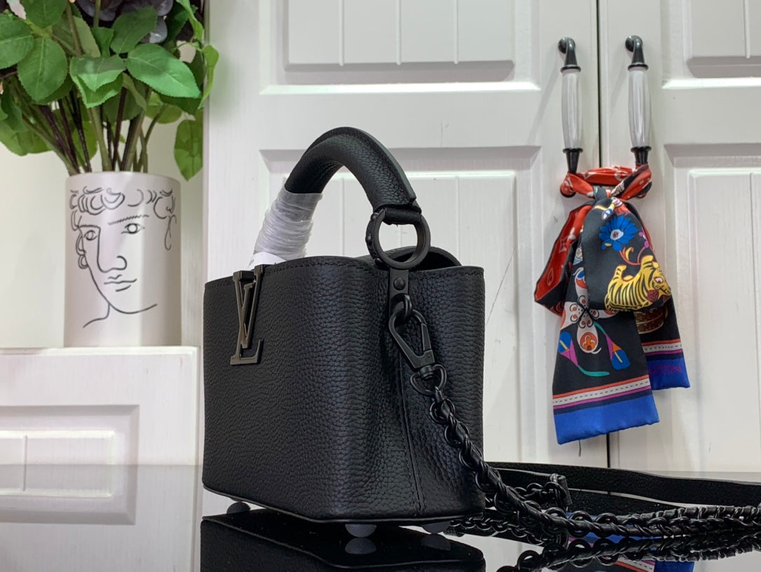 ＬＳ ＶＴＴＯＮ CAPUCINES EAST WEST MINI