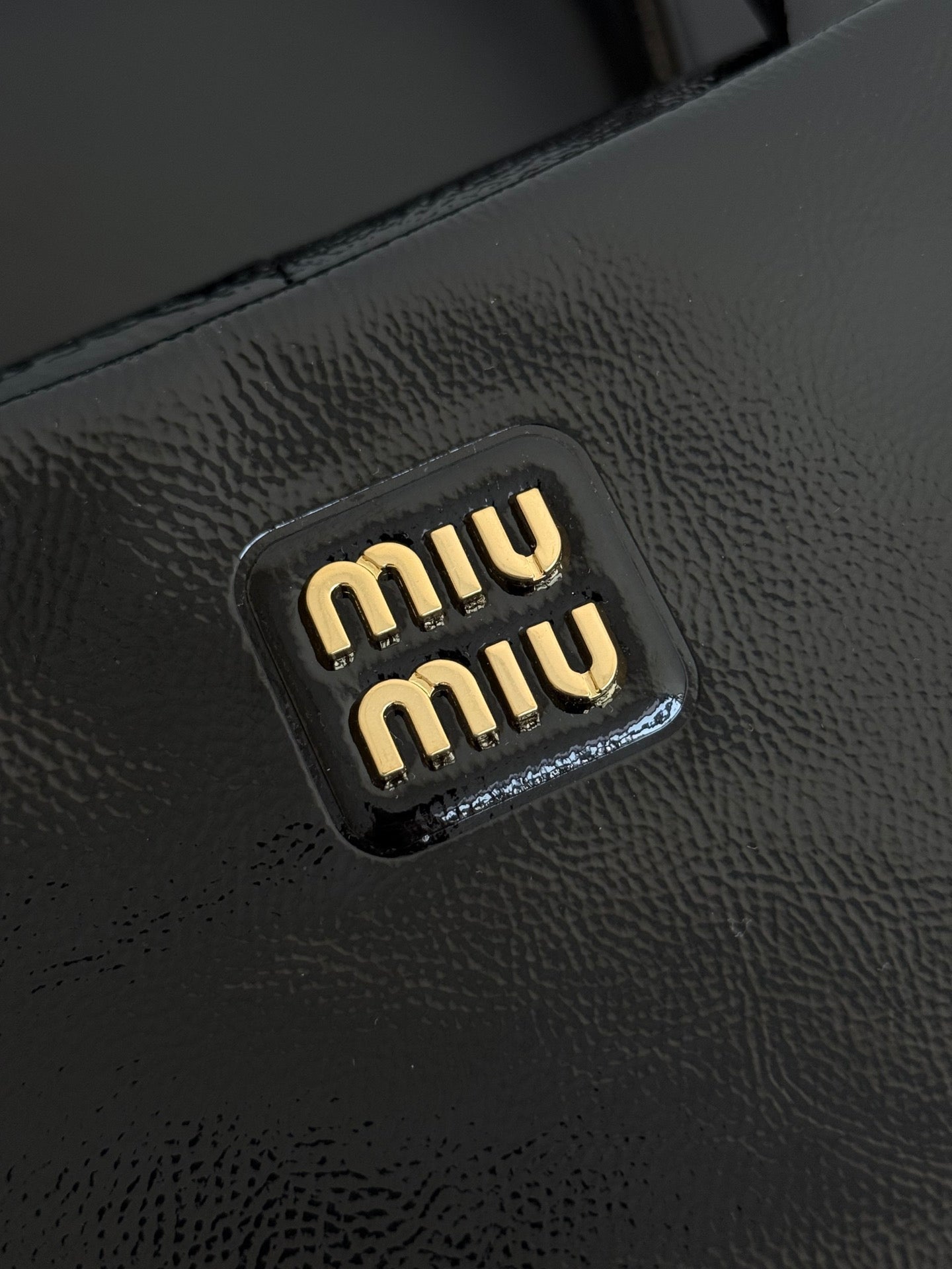 ＭＩ ＭＵ MATELASSÉ LEATHER TOTE BAG