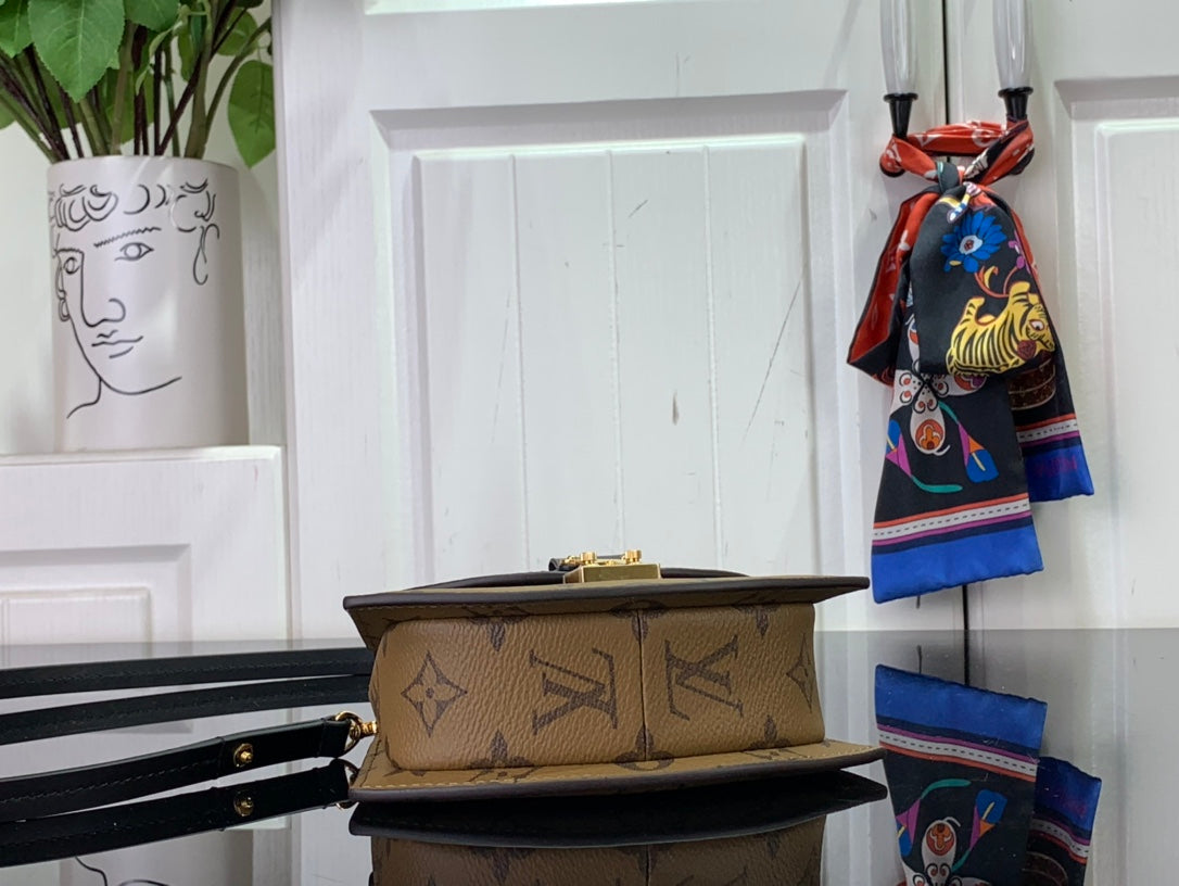 ＬＳ ＶＴＴＯＮ PICO TILSITT MONOGRAM REVERSE CANVAS