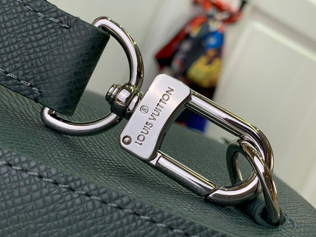 ＬＳ ＶＴＴＯＮ AVENUE SLING BAG