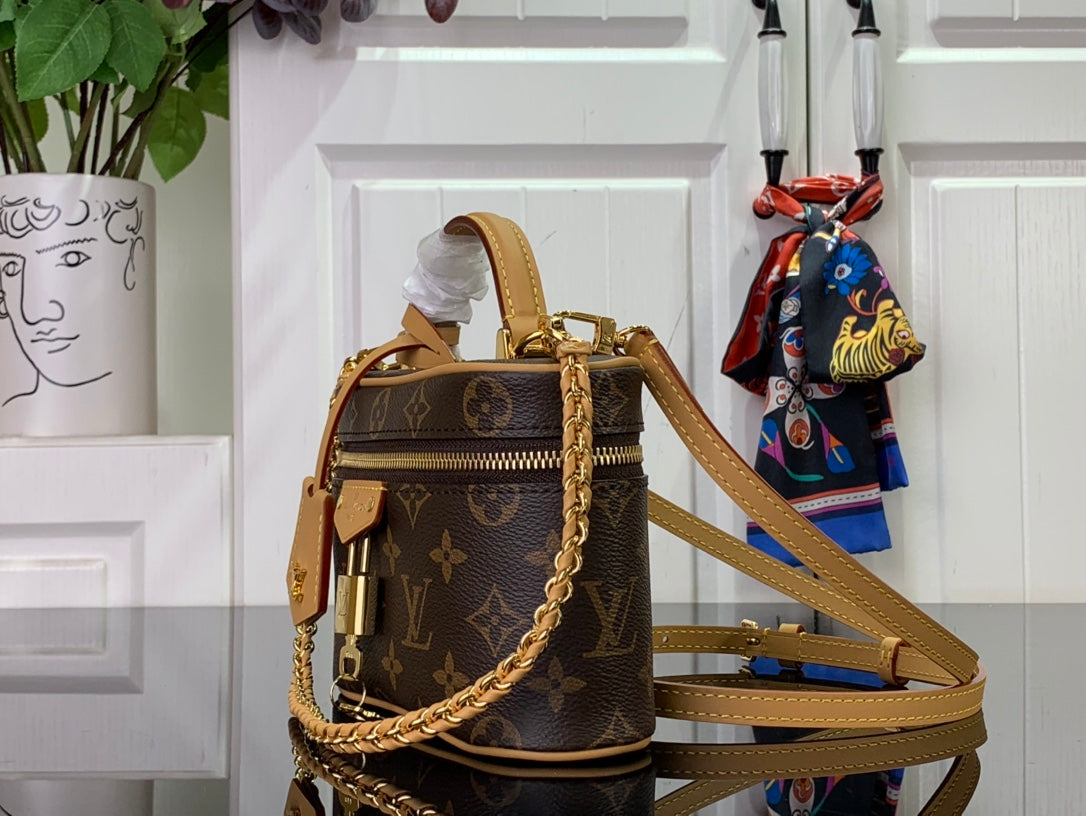 ＬＳ ＶＴＴＯＮ VANITY CHAIN POUCH BRONZE/BLACK