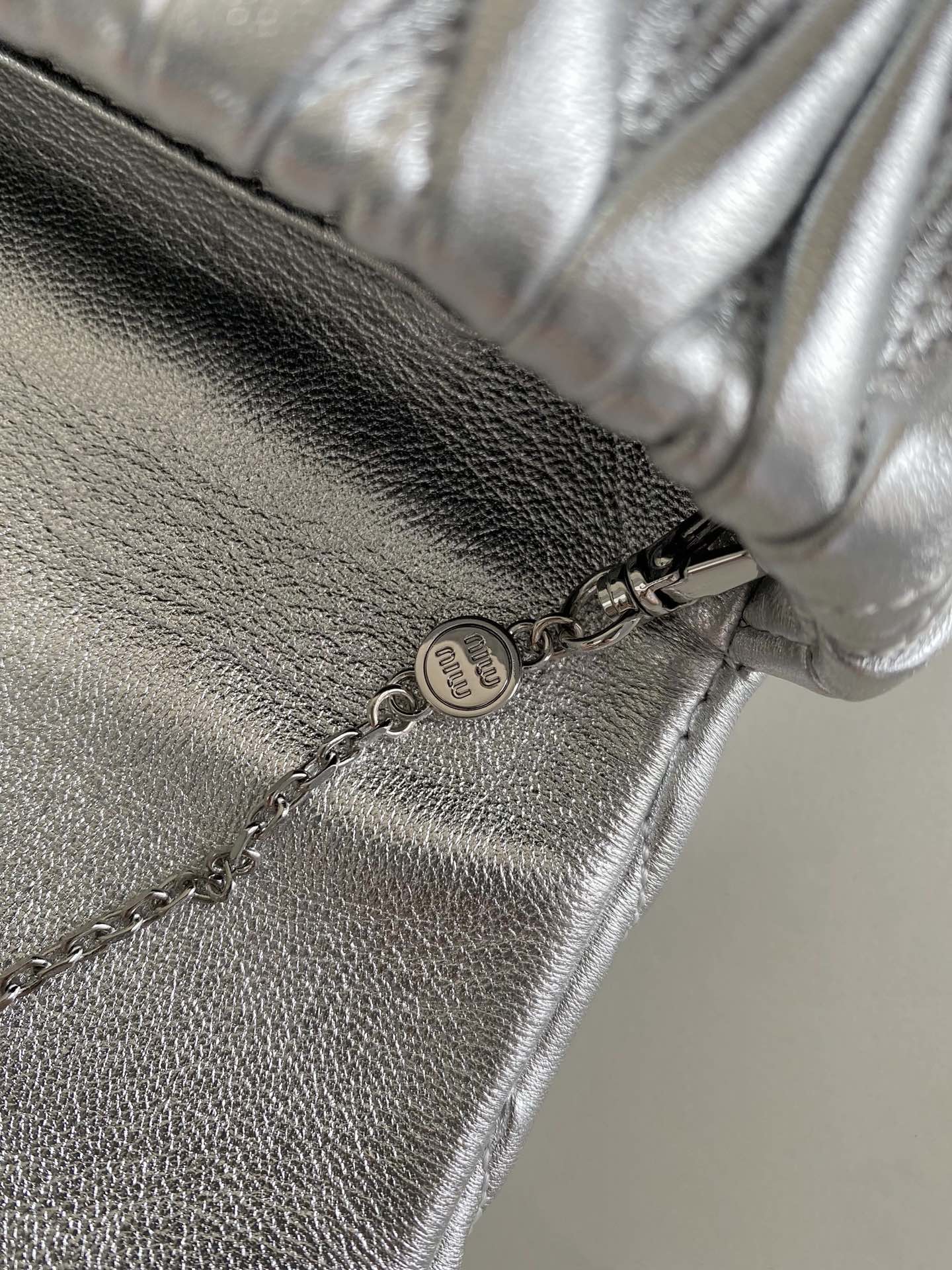ＭＩ ＭＵ MATELASSÉ NAPPA LEATHER MINI-BAG SILVER