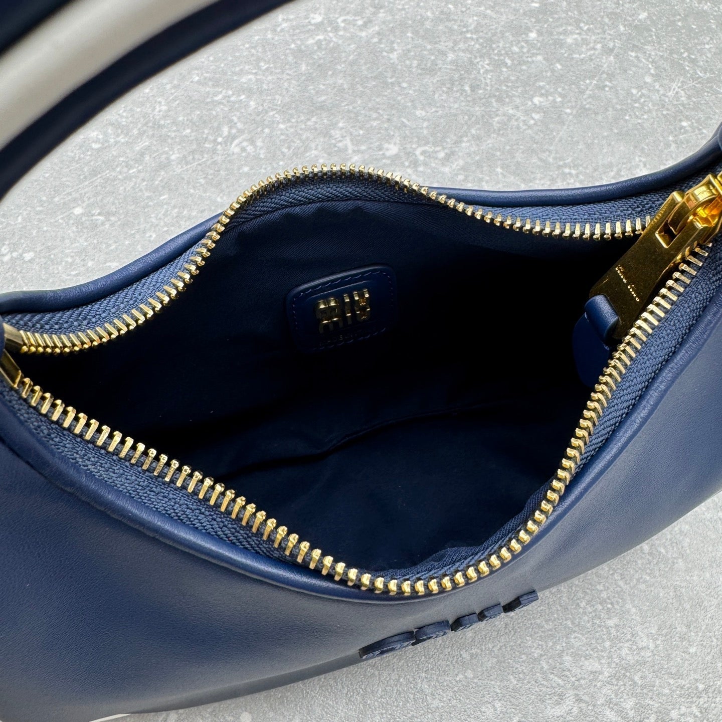 ＭＩ ＭＵ MATELASSÉ LEATHER CROSSBODY BAG NAVY