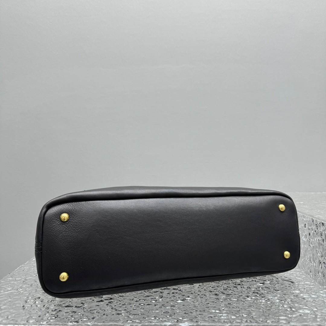 ＭＩ ＭＵ AVENTURE NAPPA LEATHER BAG MEDIUM  BLACK