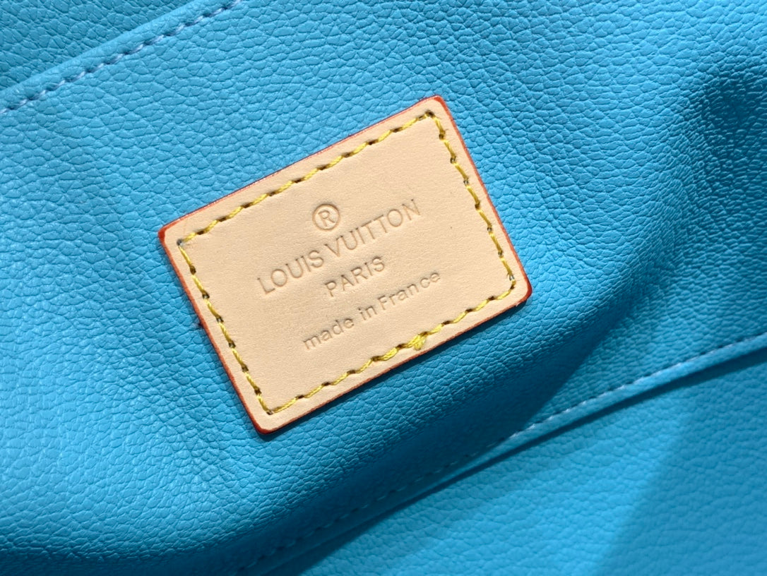 ＬＳ ＶＴＴＯＮ TOILETRY POUCH D15