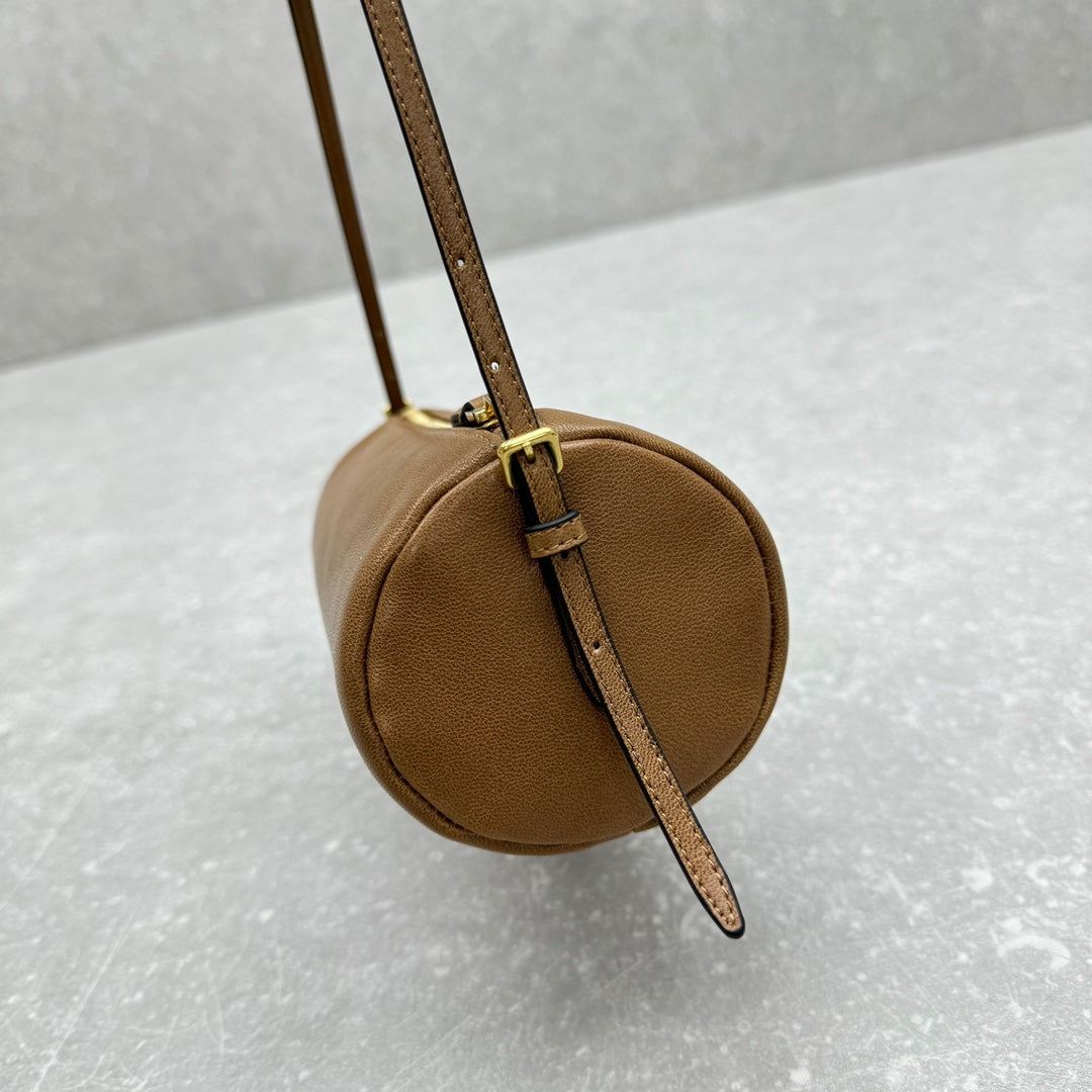 ＭＩ ＭＵ NAPPA LEATHER POUCH OAK