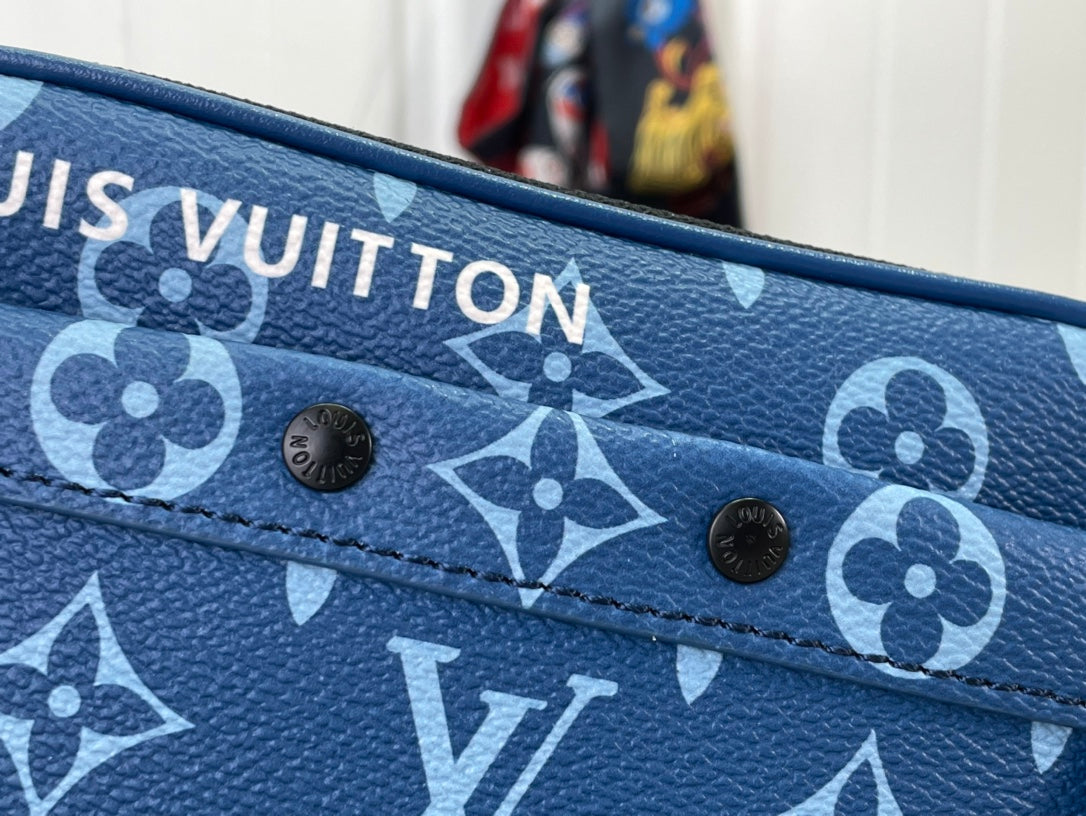 ＬＳ ＶＴＴＯＮ TOILETRY POUCH