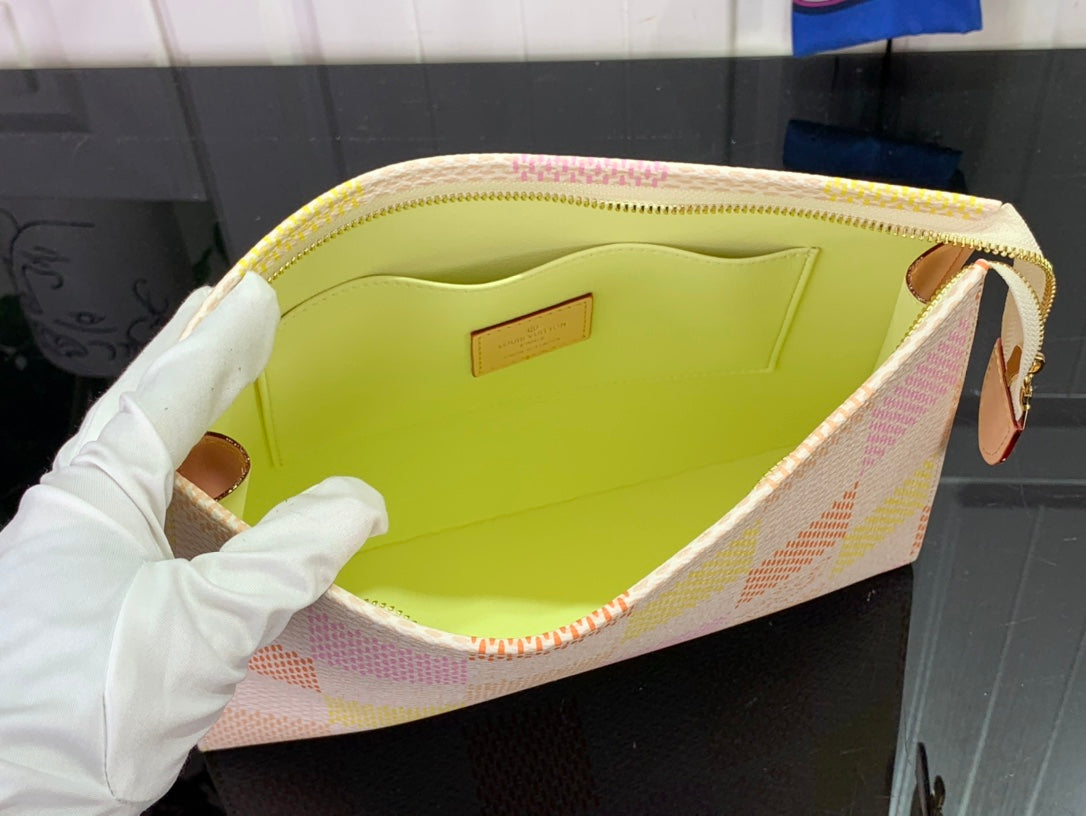 ＬＳ ＶＴＴＯＮ TOILETRY POUCH D15