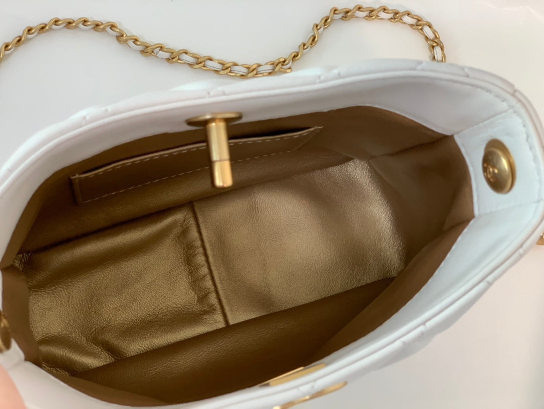 ＣＨＮＥＬSHOULDER BAG WHITE