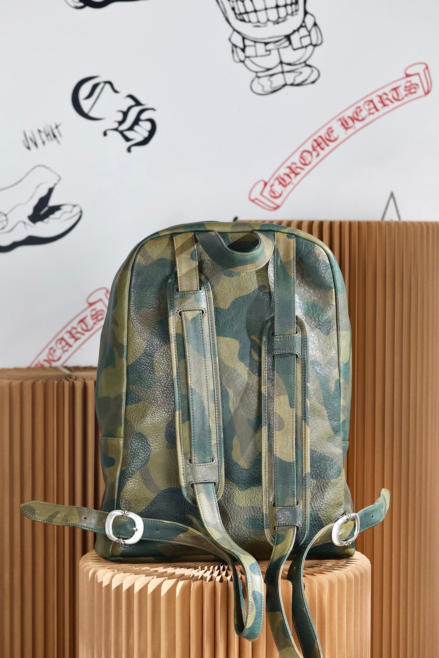 ＣＨＲＭ ＨＲＴＳ SEVENTH GRADE LEATHER CROSS BACKPACK CAMO