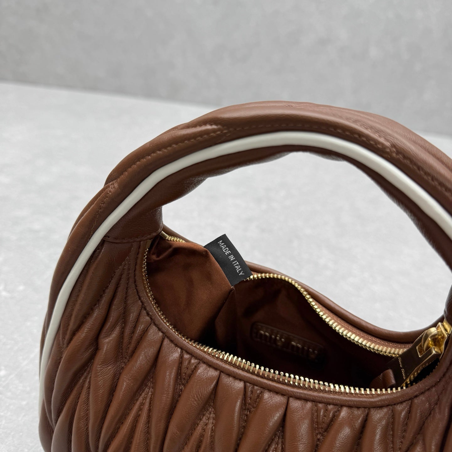 ＭＩ ＭＵ MATELASSÉ NAPPA LEATHER TOP HANDLE BAG BROWN