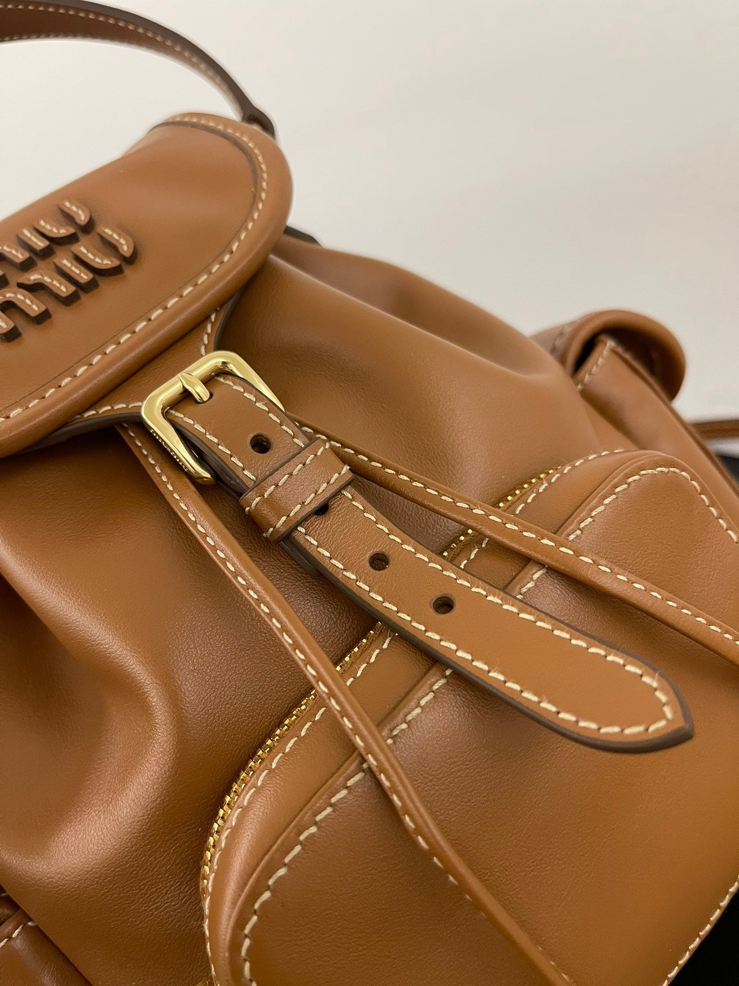 ＭＩ ＭＵ LEATHER BACKPACK COGNAC