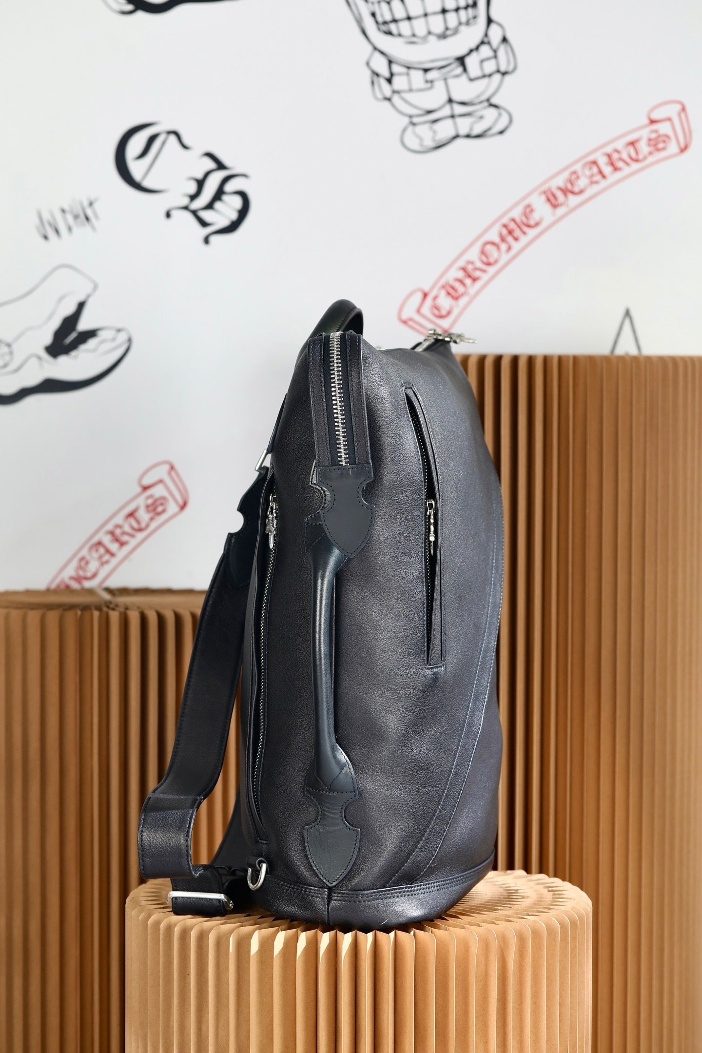 ＣＨＲＭ ＨＲＴＳ LEATHER DOUBLE SIDED SLING BACKPACK BLACK