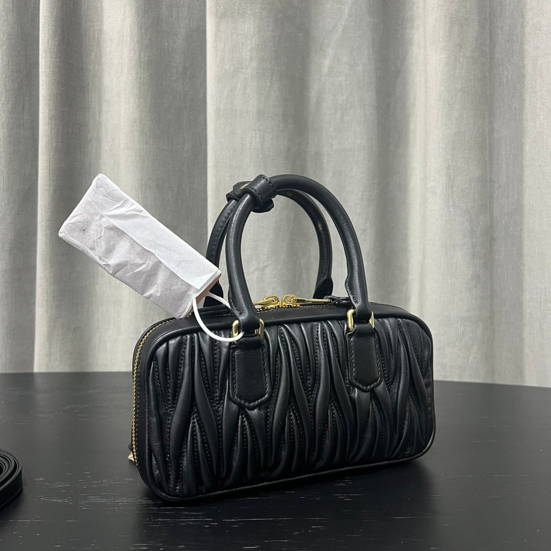 ＭＩ ＭＵ ARCADIE MATELASSÉ NAPPA LEATHER BAG BLACK