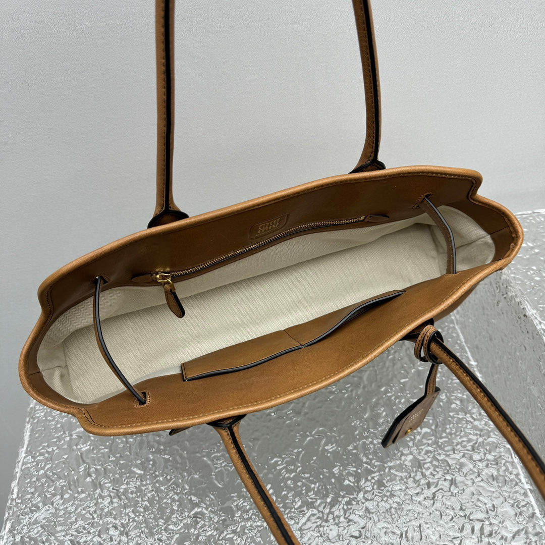 ＭＩ ＭＵ AVENTURE LEATHER TOTE BAG BRONZE