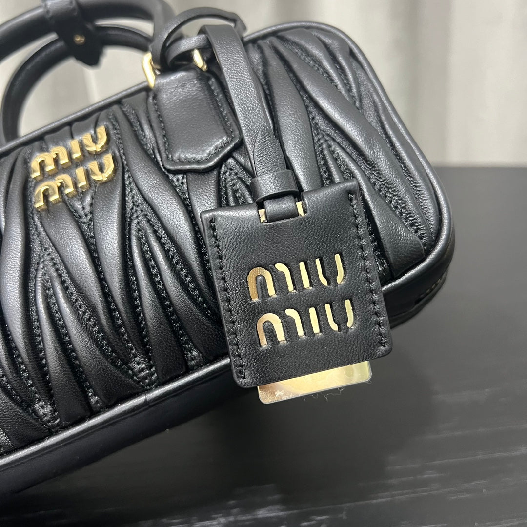 ＭＩ ＭＵ ARCADIE MATELASSÉ NAPPA LEATHER BAG BLACK