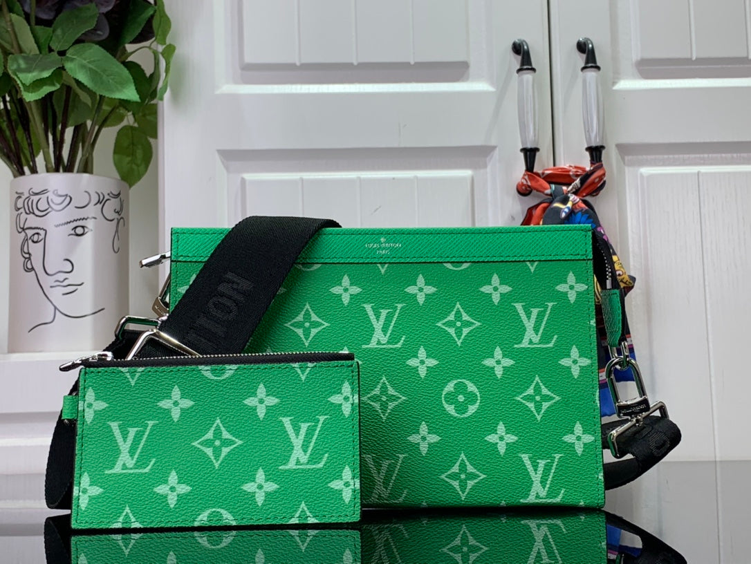 ＬＳ ＶＴＴＯＮ GASTON WEARABLE WALLET GREEN