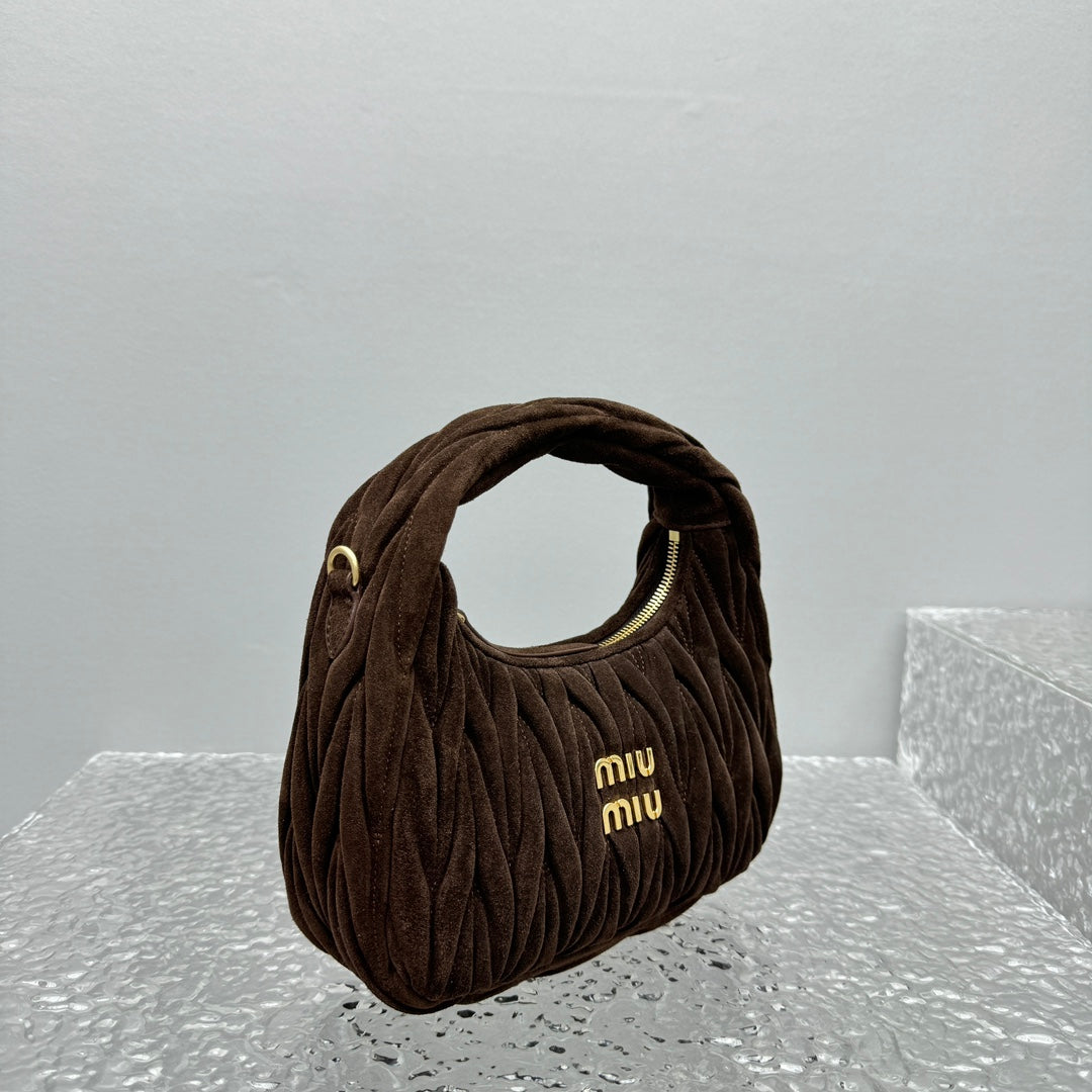 ＭＩ ＭＵ WANDER MATELASSÉ SUEDE HOBO BAG