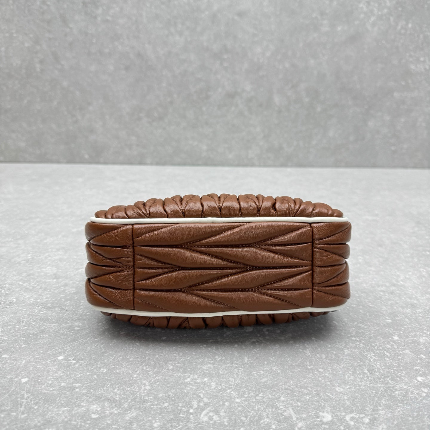 ＭＩ ＭＵ MATELASSÉ NAPPA LEATHER TOP HANDLE BAG BROWN