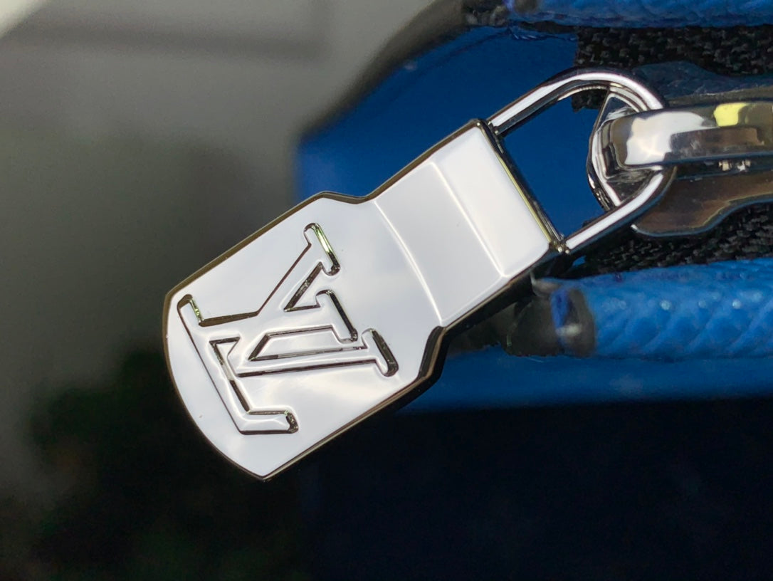 ＬＯＵＩＳ ＶＵＩＴＴＯ N POCHETTE VOYAGE MM BLUE