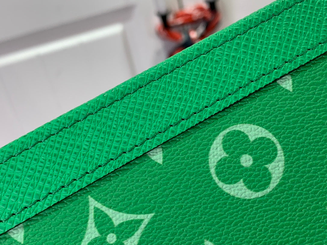 ＬＯＵＩＳ ＶＵＩＴＴＯ N POCHETTE VOYAGE MM GREEN