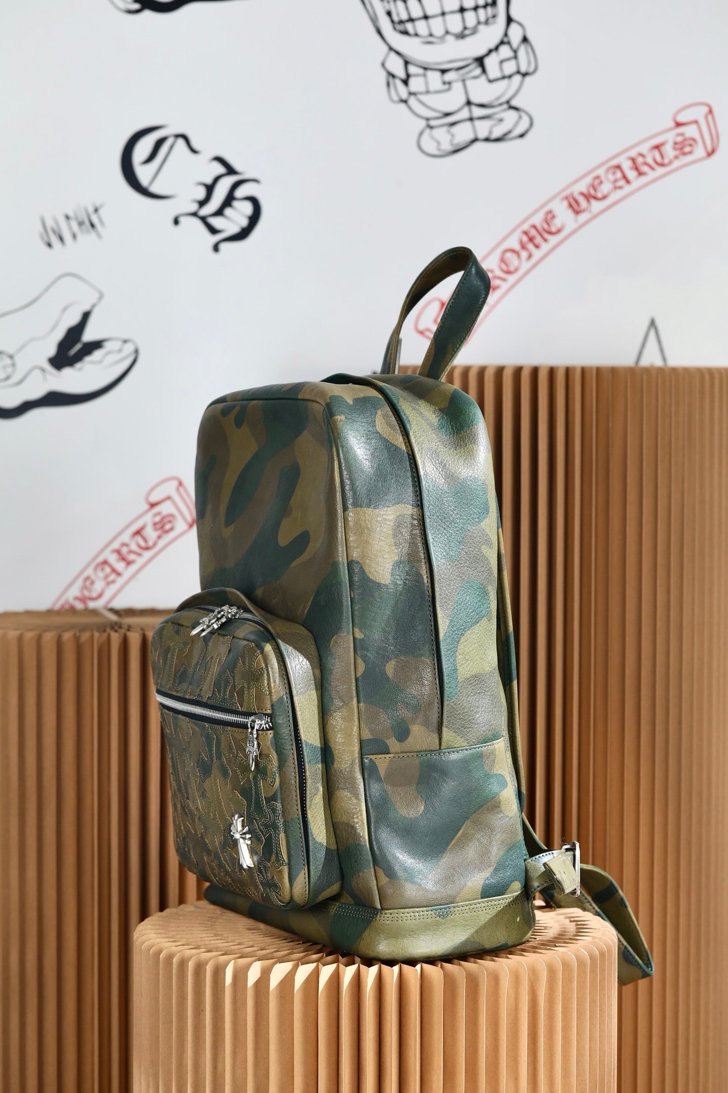 ＣＨＲＭ ＨＲＴＳ SEVENTH GRADE LEATHER CROSS BACKPACK CAMO