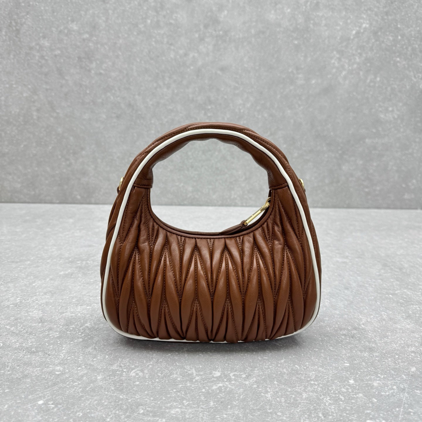 ＭＩ ＭＵ MATELASSÉ NAPPA LEATHER TOP HANDLE BAG BROWN