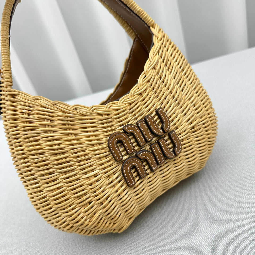 ＭＩ ＭＵ WANDER WICKER HOBO BAG TAN/CARAMEL
