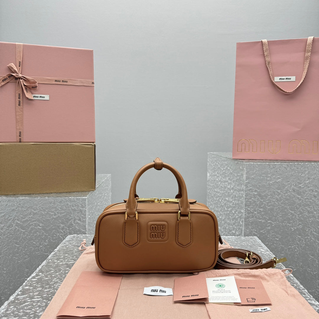 ＭＩ ＭＵ ARCADIE LEATHER BAG COGNAC