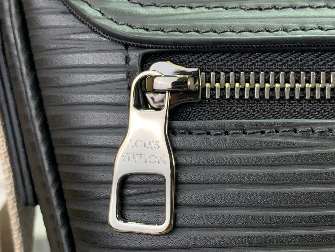 ＬＳ ＶＴＴＯＮ MONTSOURIS MESSENGER BLACK