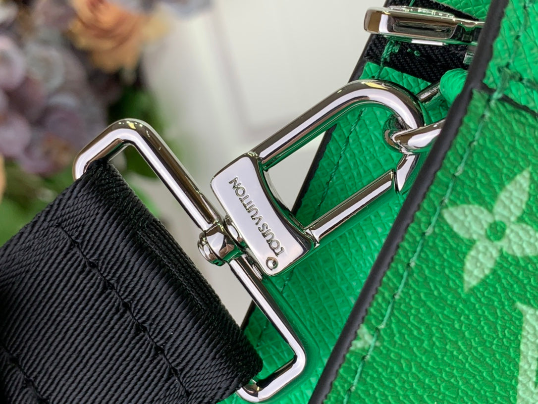 ＬＳ ＶＴＴＯＮ GASTON WEARABLE WALLET GREEN