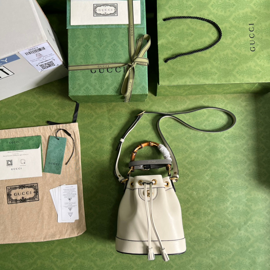 ＧＣＣＩDIANA MINI BUCKET BAG WHITE