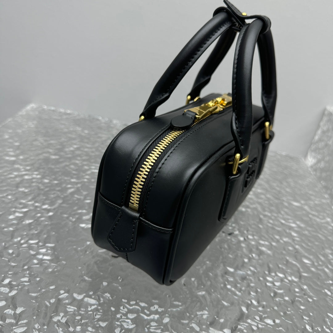 ＭＩ ＭＵ ARCADIE LEATHER BAG BLACK