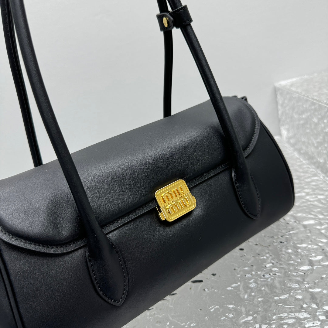 ＭＩ ＭＵ  LEATHER SHOULDER BAG BLACK