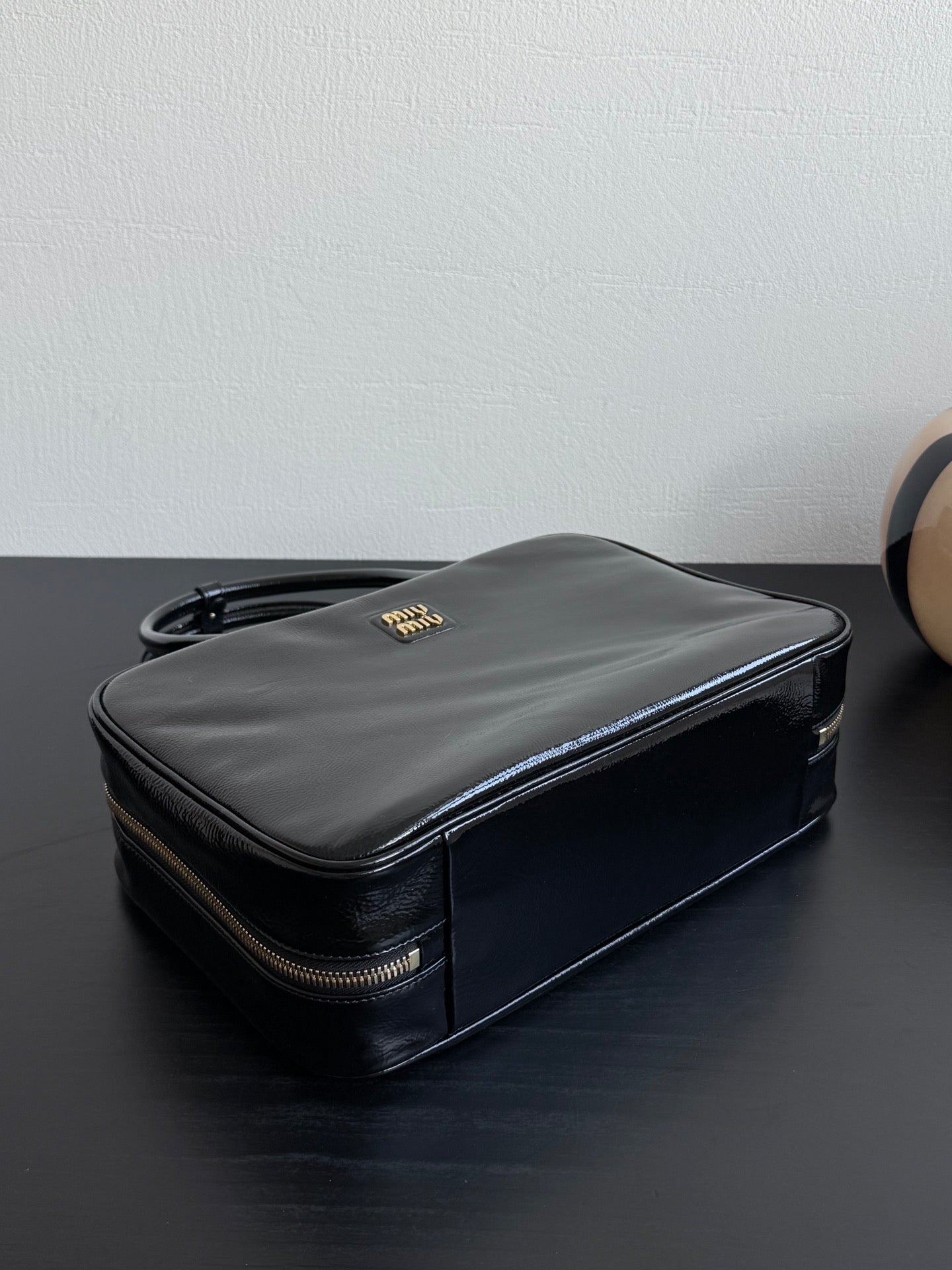 ＭＩ ＭＵ MATELASSÉ LEATHER TOTE BAG