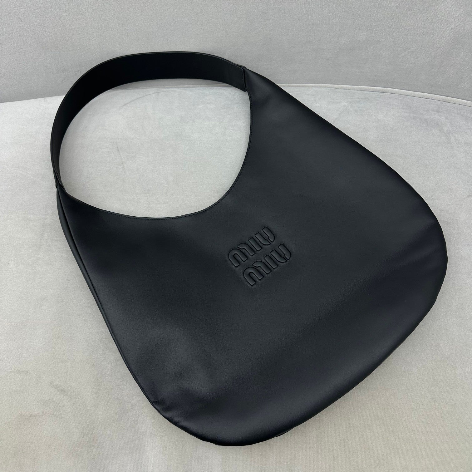 ＭＩ ＭＵ LEATHER HOBO BAG BLACK