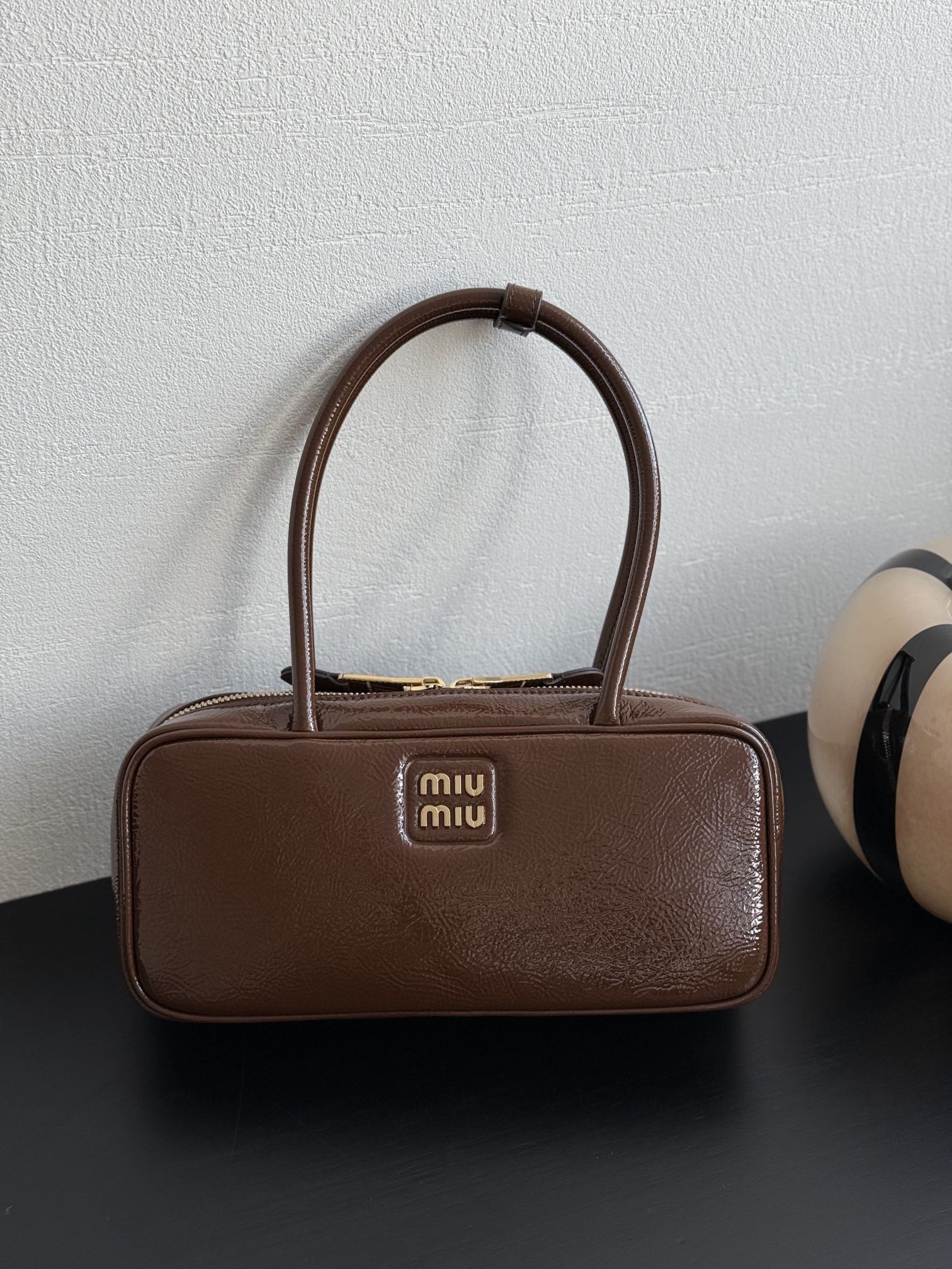 ＭＩ ＭＵ MATELASSÉ LEATHER TOTE BAG